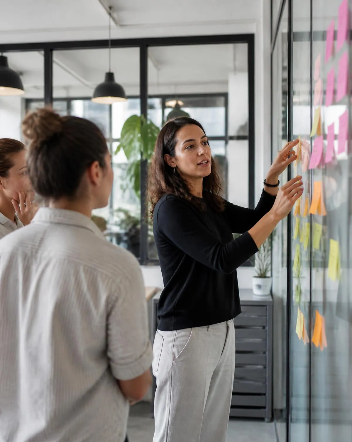 Consultora conduzindo uma sessão de trabalho com o time